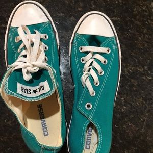 Converse woman size 9 or men’s size7.